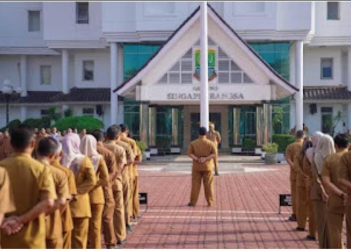 Pemerintah Daerah Kabupaten Karawang beserta jajarannya melaksanakan apel pertama di tahun 2025.