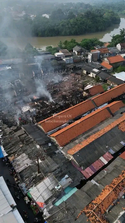 Pasar Bojong Kedungwaringin di Kabupaten Bekasi mengalami kebakaran hebat pada malam Selasa, 20 Mei 2025, yang menghanguskan puluhan kios pedagang.
