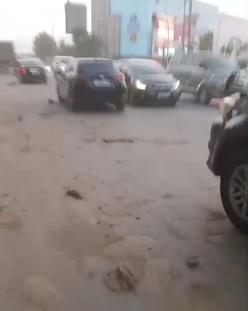 Tanah Berserakan di Depan Mall Resinda Karawang, Warga Resah