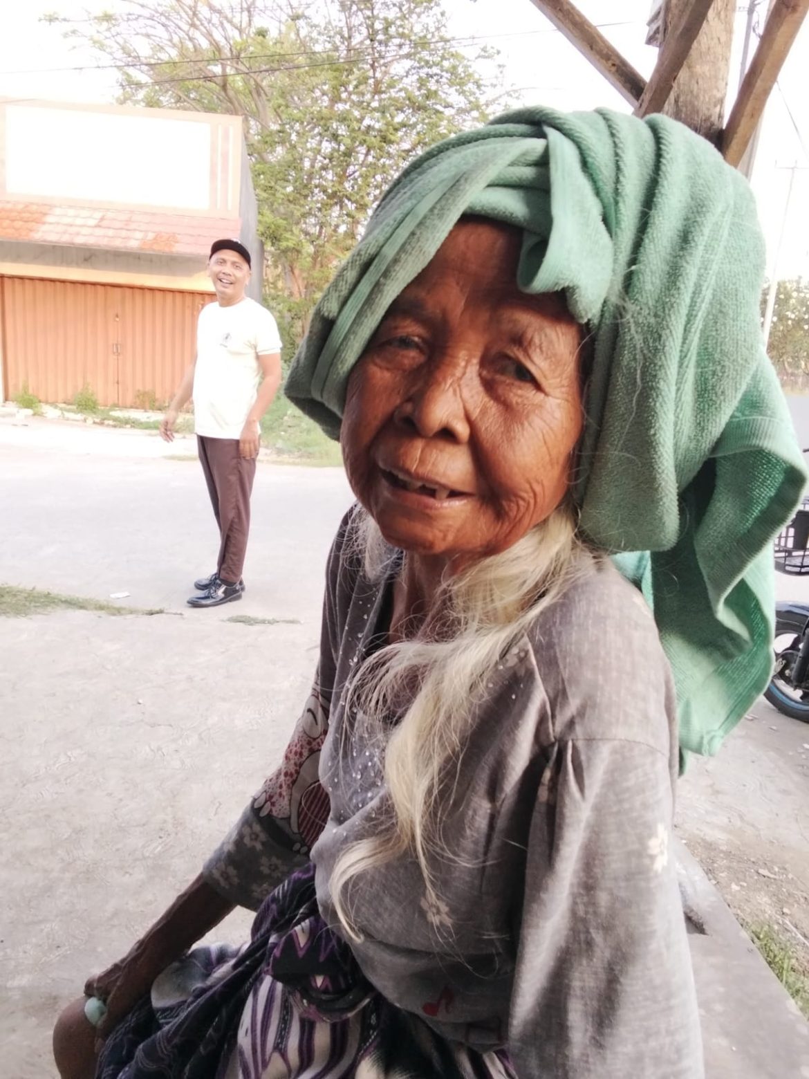 TELAH DITEMUKAN SEORANG NENEK DIDUGA TERSESAT DI KARAWANG TIMUR